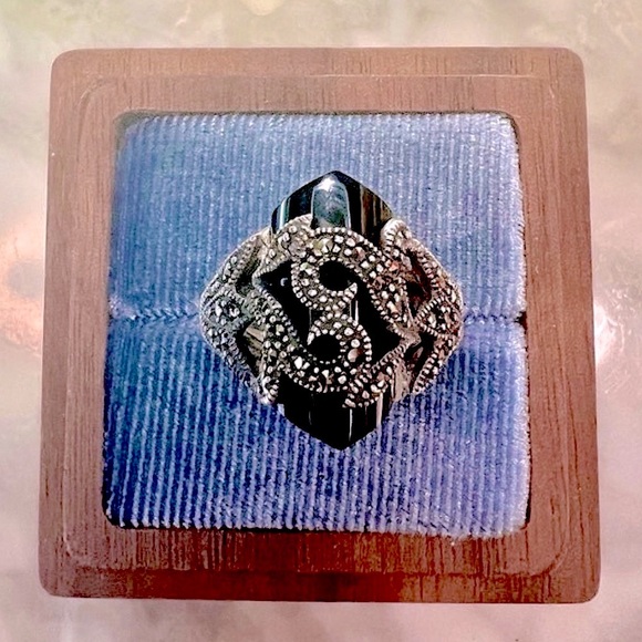 Vintage Black Onyx Filigree Swirl Setting. Caged stone Ring with Marcasite 925 - Picture 7 of 16